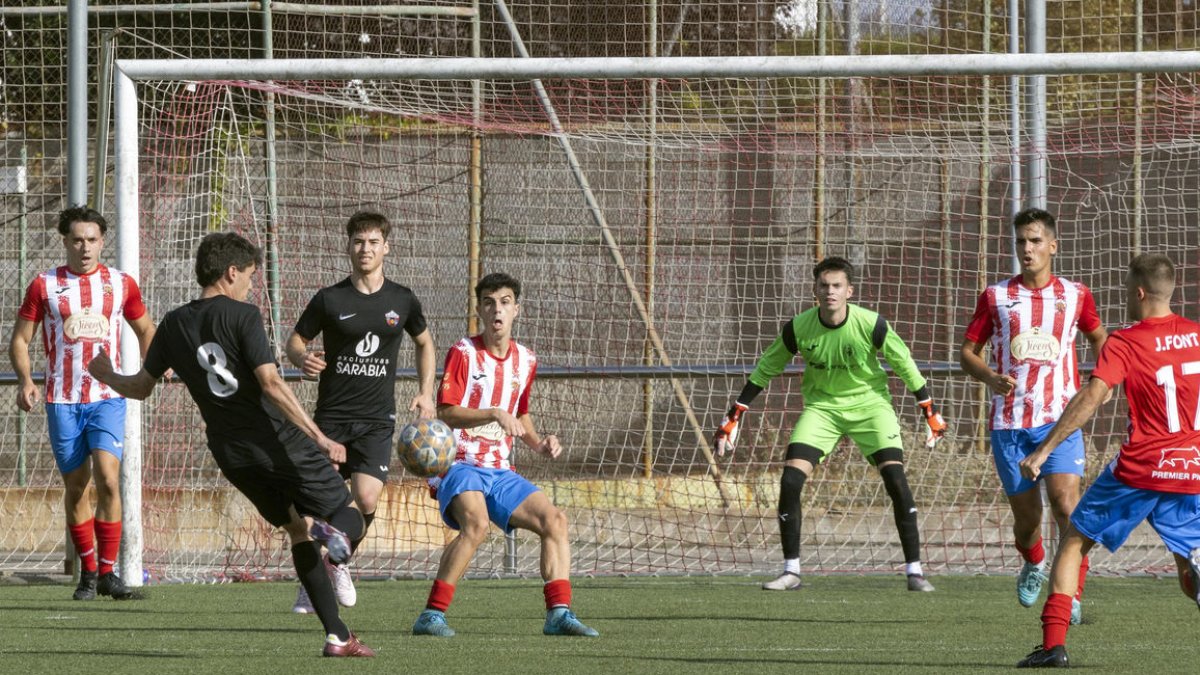 Sabaté, del Alpicat, trata de disparar a portería con una volea sin que caiga el esférico. - XAVIER SANTESMASSES