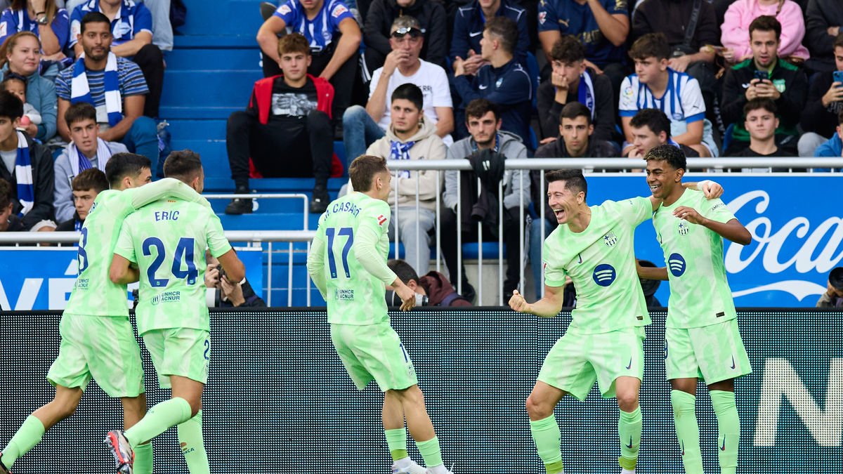 Lewandowski, abazado a Lamine Yamal, celebra junto al resto de sus compañeros uno de los tres goles que marcó ayer y con los que el Barça doblegó al Alavés para seguir firme en el liderato. - EFE