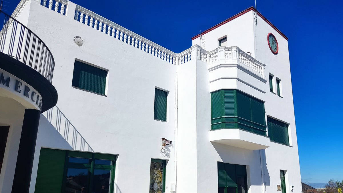 Vista actual de l’edifici residencial i comercial de Cal Trepat. - LAIA PEDRÓS