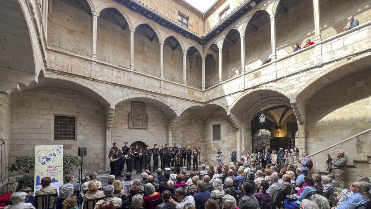 La formación barcelonesa ARSinNova Cor de Cambra llenó ayer al mediodía el patio del Institut d’Estudis Ilerdencs de Lleida. - DEFOTO