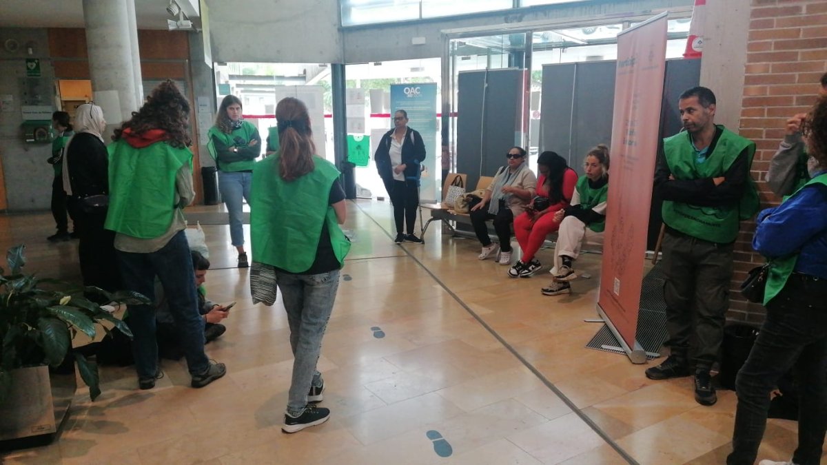 Membres de la PAH, concentrats al centre cívic de Balàfia.