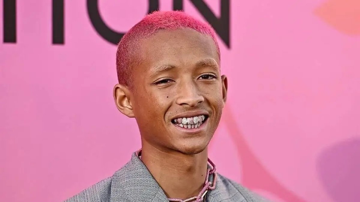 Jaden Smith amb el cabell rosa