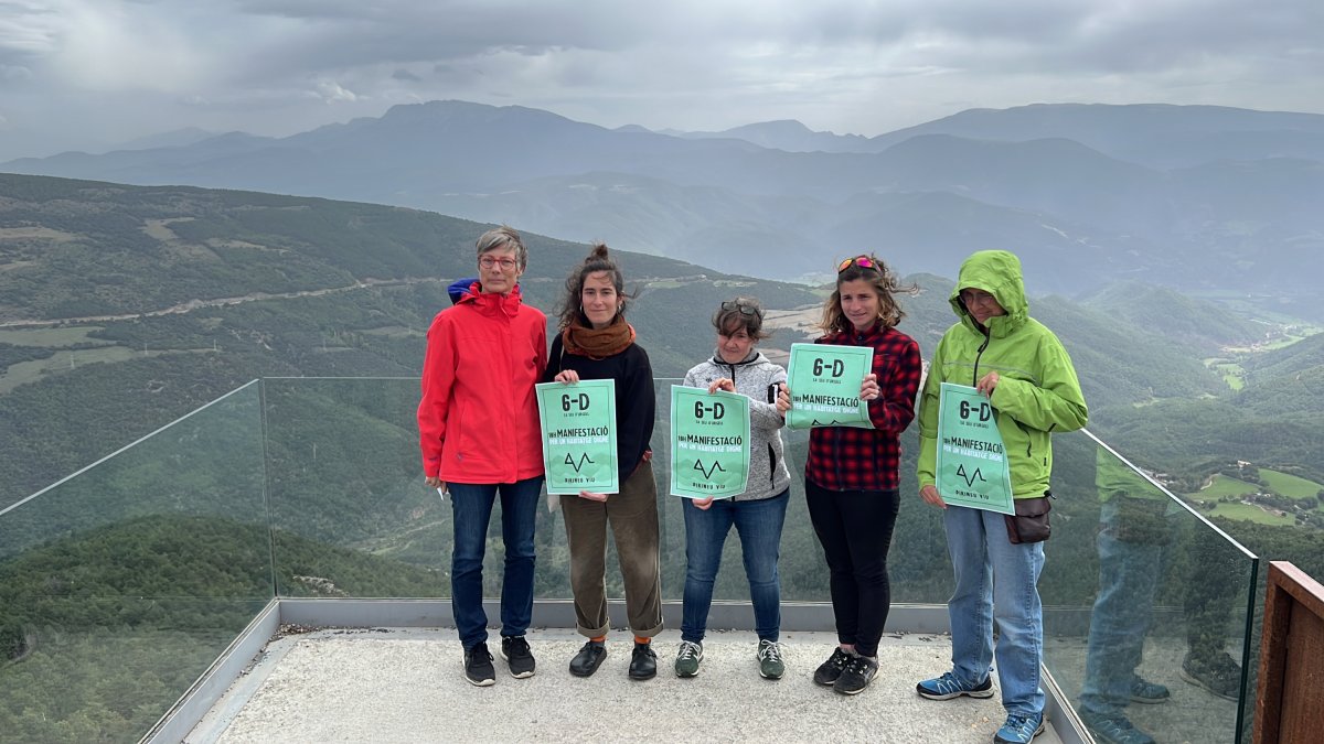 Diverses integrants de la plataforma Pirineu Viu, al mirador de la Creu de Guils de Cantó, amb cartells que anuncien una mobilització en defensa del dret a l'accés a un habitatge.