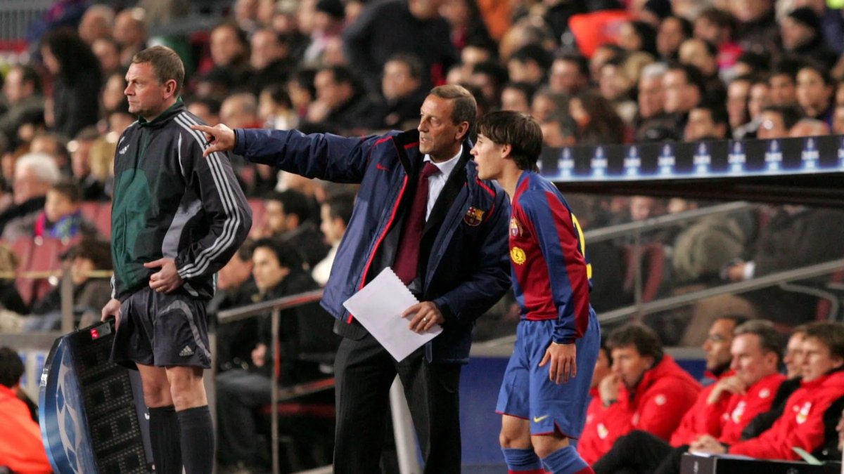 Johan Neeskens da instrucciones a Bojan Krick durante su etapa como segundo entrenador del Barça (2006-2008)