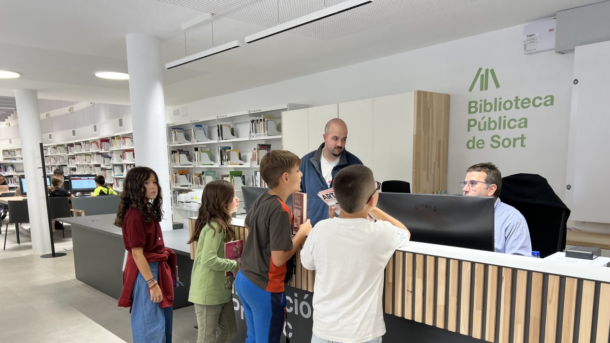 Jóvenes en la Biblioteca Pública de Sort el primer día de apertura del equipamiento.