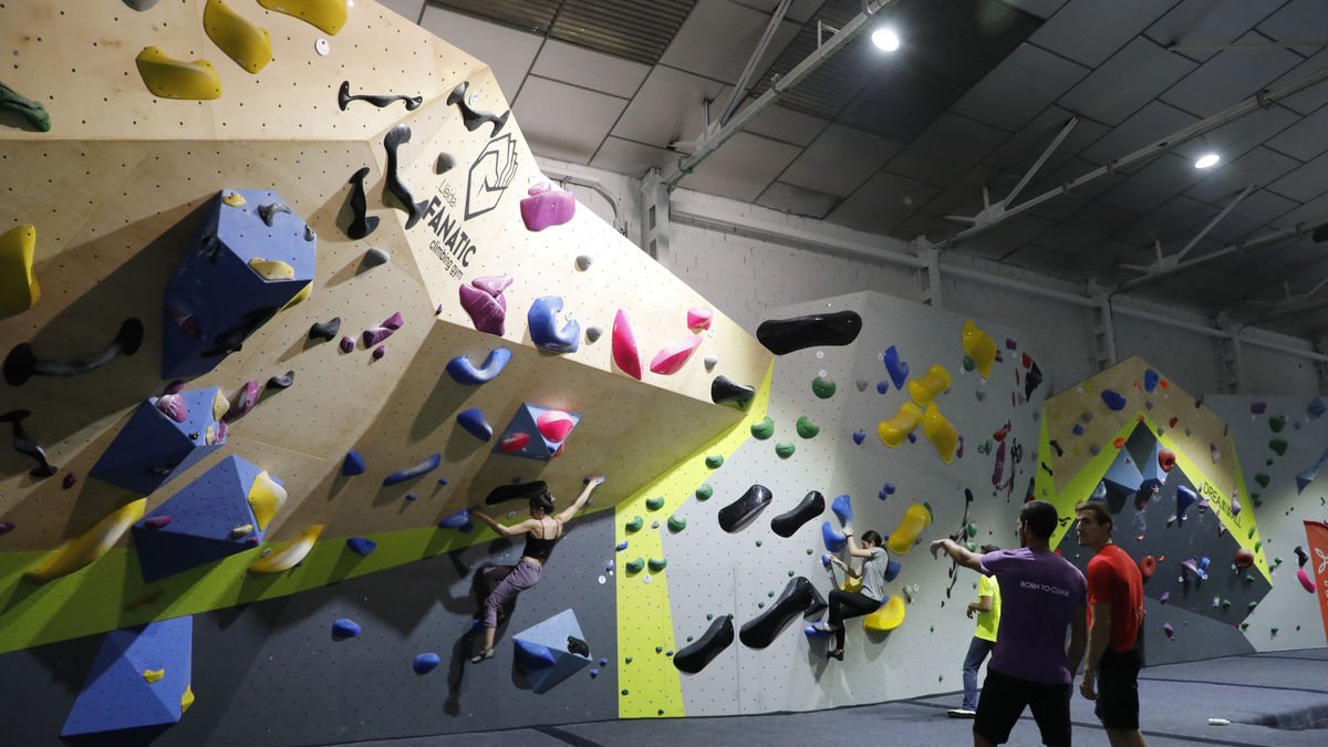 El nou rocòdrom, ahir en plena activitat. - AMADO FORROLLA