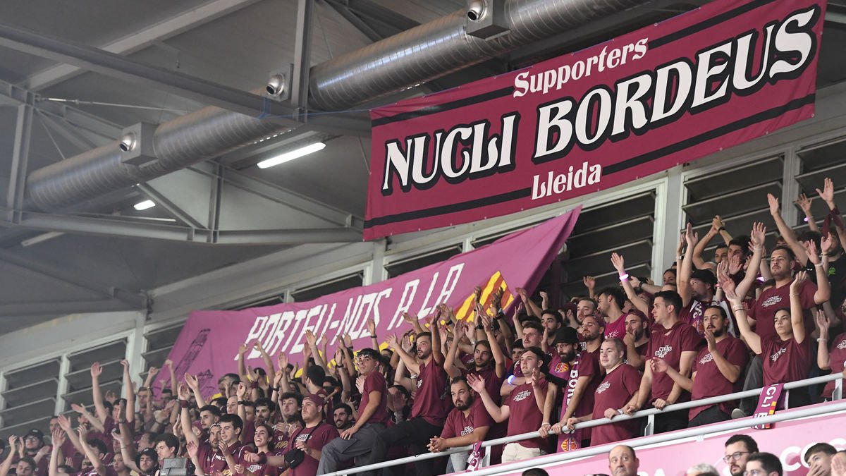 Membres de la penya Nucli Bordeus, en el matx de diumenge. - SANTI IGLESIAS