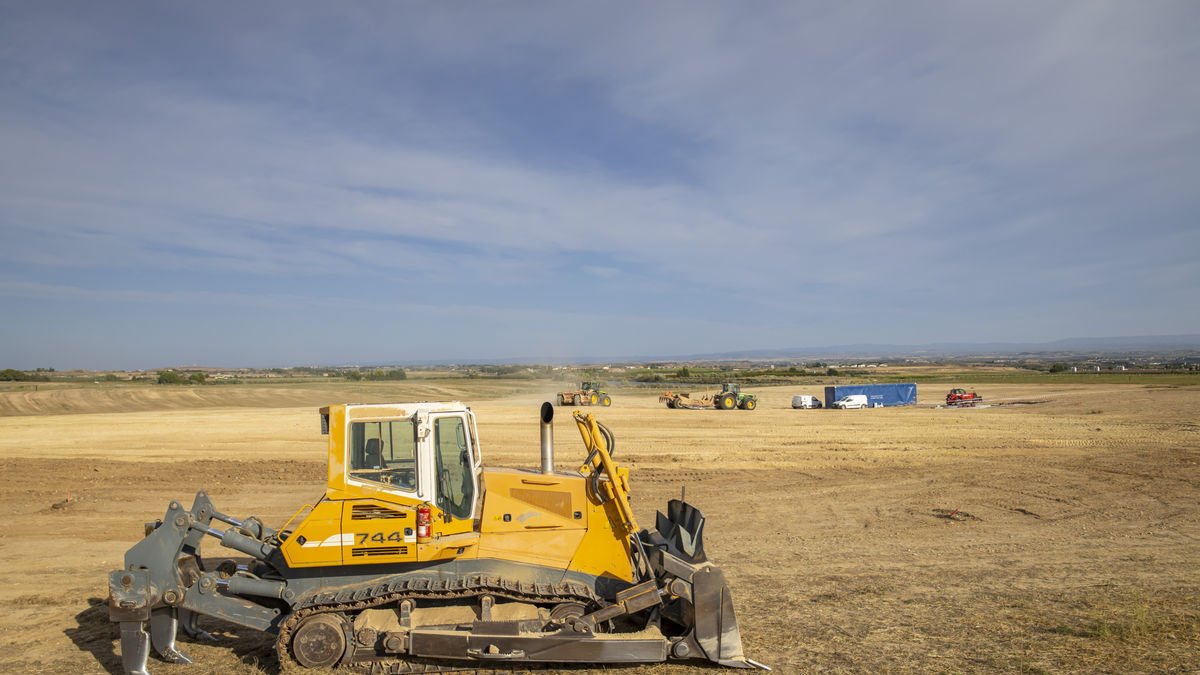 Els treballs de preparació dels terrenys que va començar Solaria a Alcarràs a mitjans de setembre. - JORDI ECHEVARRIA