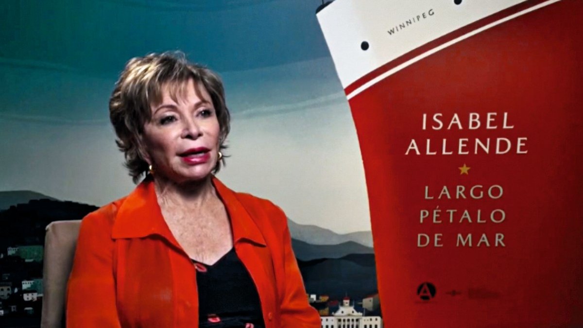 La escritora Isabel Allende es la autora del libro en el que se basa la serie, Largo pétalo de mar.