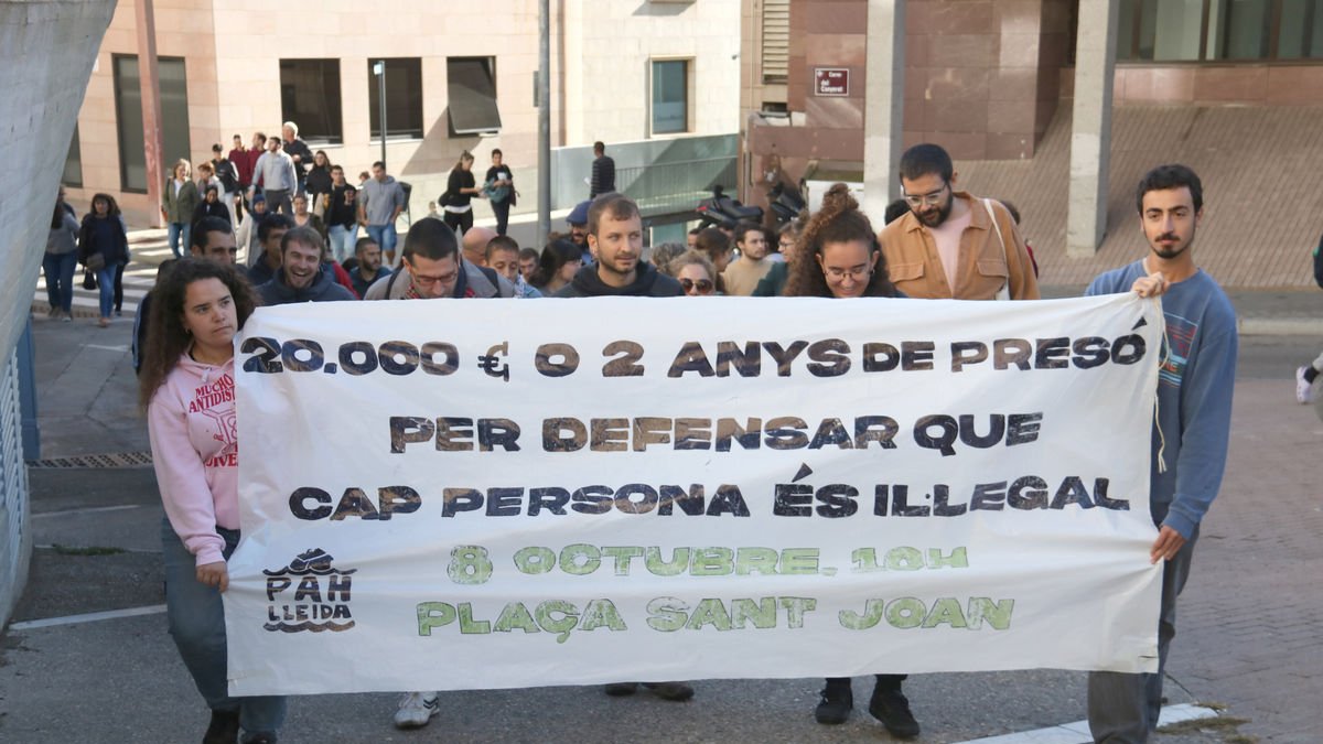 El acusado y más miembros de la PAH acudieron ayer al juzgado. - ACN