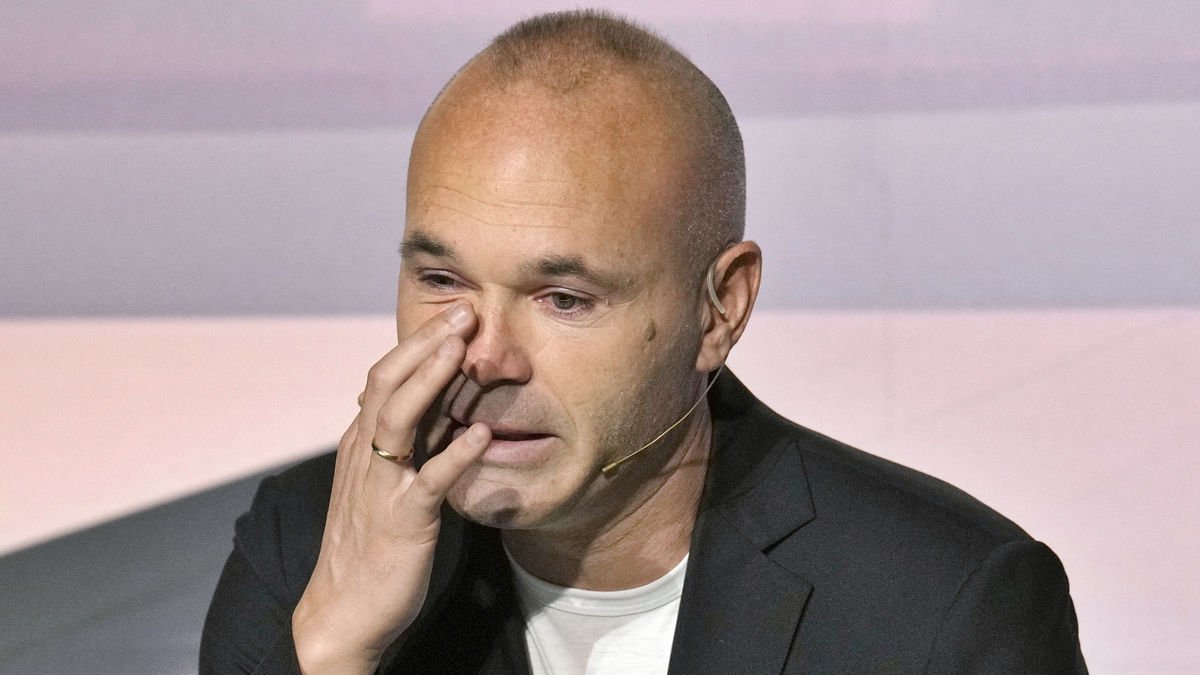 Andrés Iniesta se emocionó durante el acto en el que anunció su retirada como futbolista profesional. - EFE/ ALEJANDRO GARCÍA