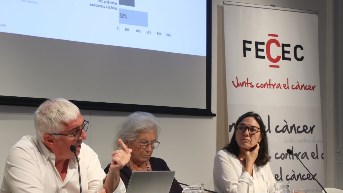 El director de la agencia de sociología GAPS, Oriol Molas; la presidenta de la FECEC, Maria Assumpció Vilà, y la gerente de la FECEC, Clara Rosàs, en la presentación de los datos el barómetro en el Colegio de Periodistas de Cataluña.