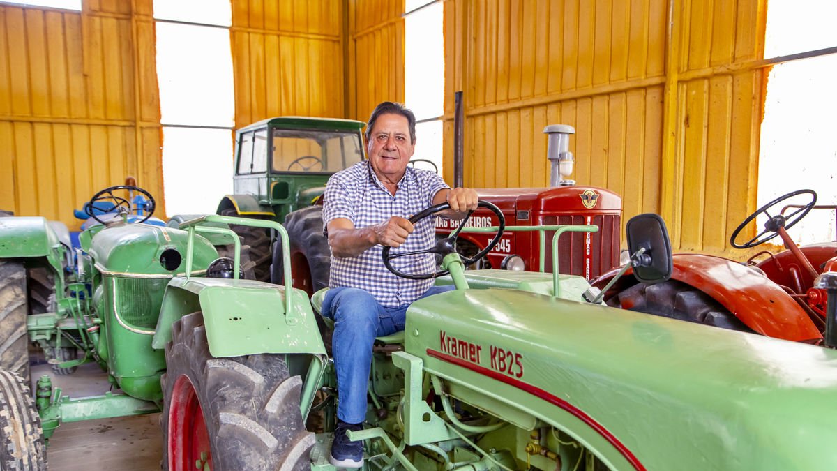 Modesto Cristòfol, amb alguns dels seus tractors. - JORDI ECHEVARRIA