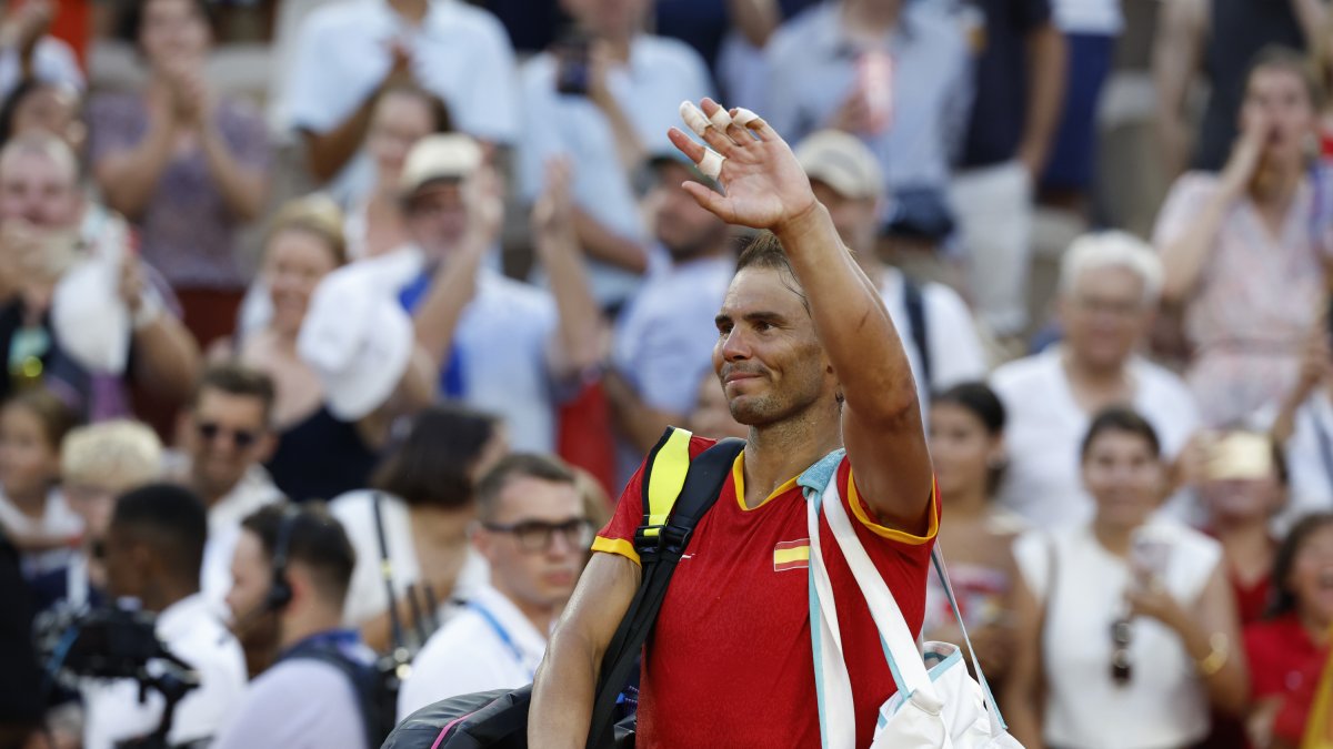 Rafael Nadal saluda a los aficionados tras un partido en los Juegos Olímpicos de París 2024