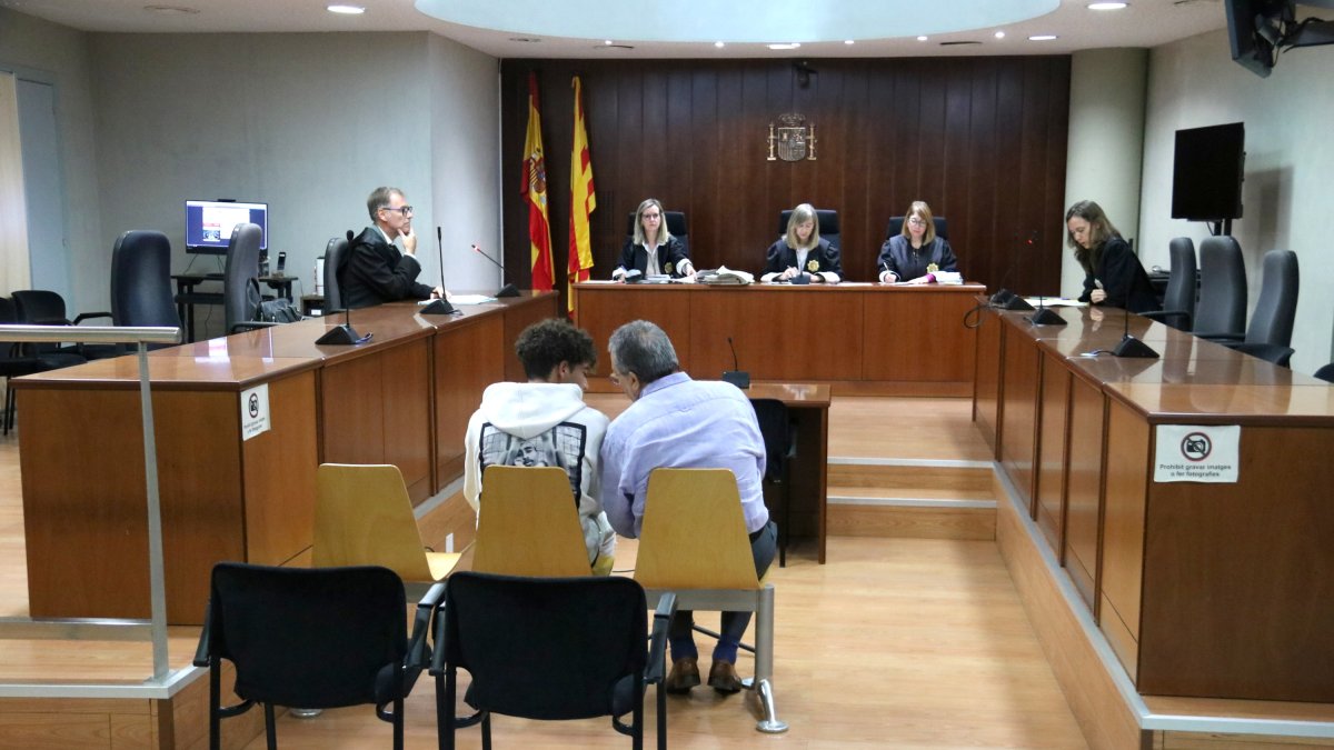 La vista celebrada este jueves en la Audiencia de Lleida, con el condenado (izquierda) en el banquillo de los acusados, acompañado de un intérprete.