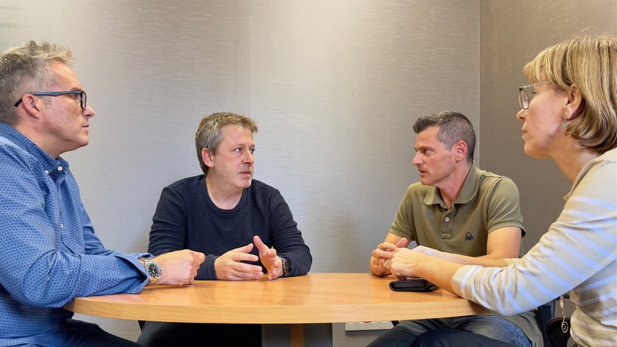 D'esquerra a dreta, Juanjo Ruiz i Albert Clivillé, socis de la cooperativa, Óscar Tejedor, director d’ASPID, i Bibiana Bendicho, presidenta d’ASPID