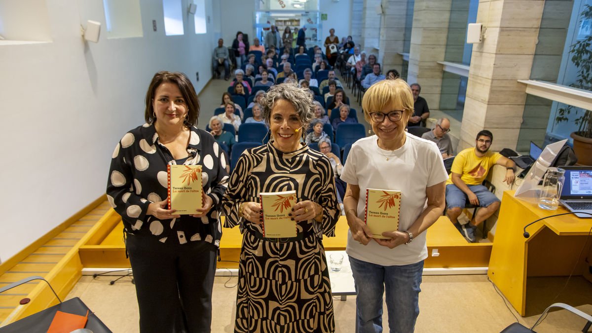 La directora de SEGRE, Anna Sàez; l’autora, Teresa Ibars, i Montse Sanjuan, a la Biblioteca Pública. - JORDI ECHEVARRIA