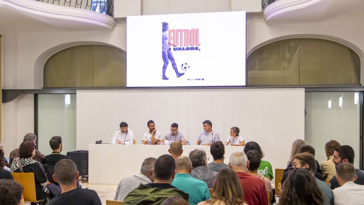 Imagen de la charla que acogió ayer la Sala Afred Perenya de Lleida. - JORDI ECHEVARRIA