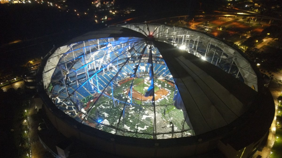 Las fuertes rachas de viento arrancaron el tejado de un estadio donde se refugiaban servicios de emergencias. - SEGRE