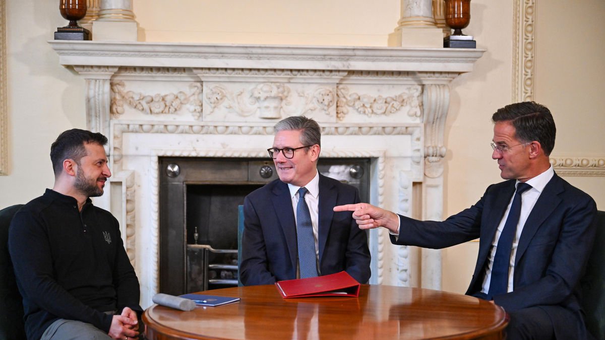 Zelenski, ahir a Londres amb el premier britànic, Keir Starmer, i el cap de l’OTAN, Mark Rutte. - EFE