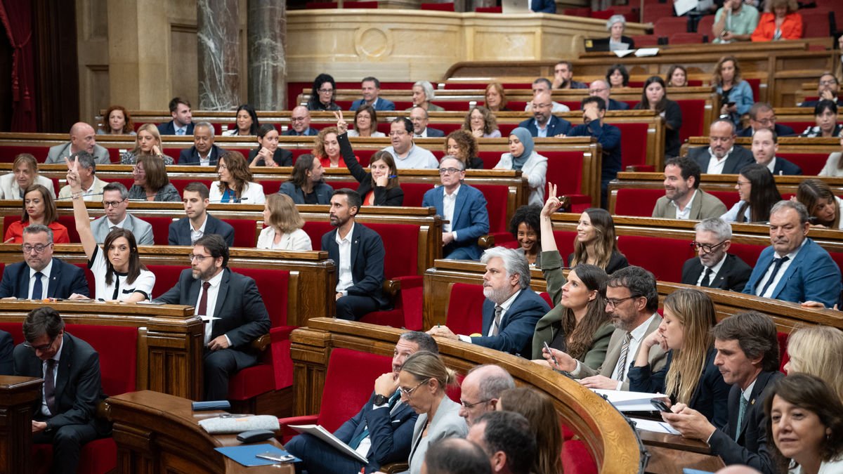 Los portavoces de los partidos en el Parlament indican a sus compañeros de filas el sentido de los votos. - EUROPA PRESS