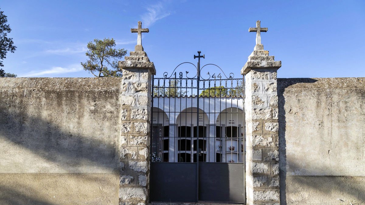La nueva puerta del cementerio. - X.S.