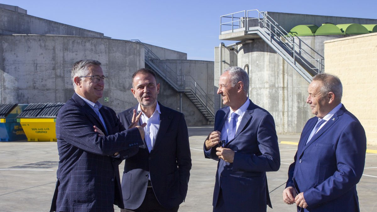 El propietari del grup Griñó, segon per l’esquerra, conversa amb el conseller aragonès Blasco. - GERARD HOYAS