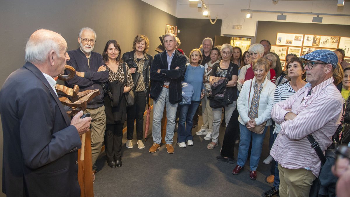 La visita guiada que se celebró ayer en el Museu de Tàrrega para ver la exposición ‘Voluntat de Ferro’. - LAIA PEDRÓS