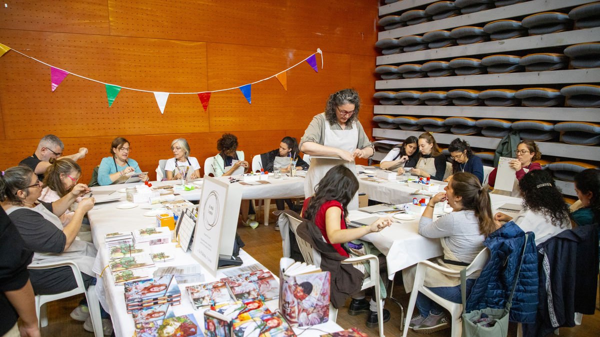 La lluvia hizo trasladar ayer los talleres previstos al centro cívico de Balàfia. - GERARD HOYAS