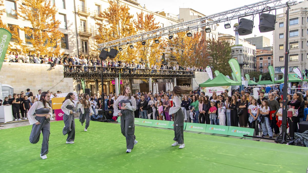 Imagen de una de las numerosas actividades que se celebraron ayer en la plaza Sant Joan. - JORDI ECHEVARRIA