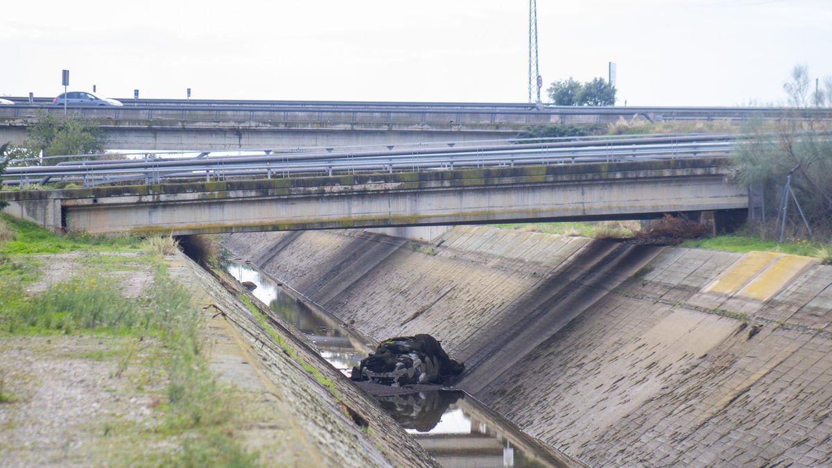 Imagen del vehículo en el interior del canal a su paso por Alcoletge. - GERARD HOYAS