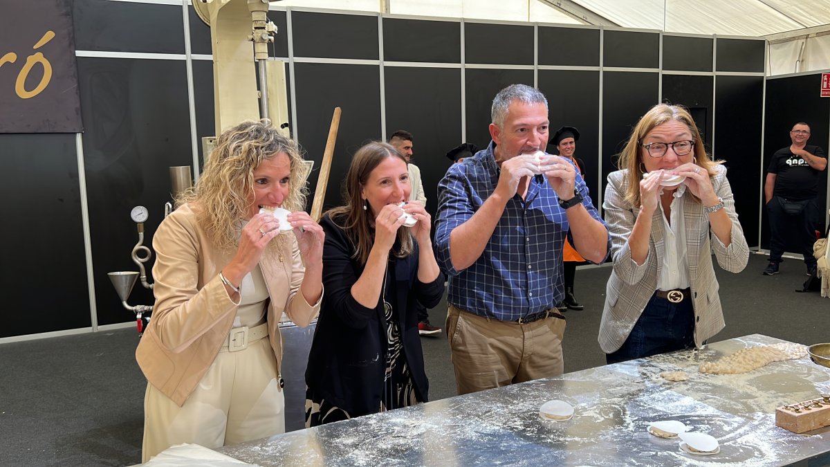 El conseller d'Empresa i Treball, Miquel Sàmper, tastant el torró d'Agramunt que ha acabat de fer amb la directora general de Comerç, Marta Angerri,  l'alcaldessa d'Agramunt, Sílvia Fernández, la directora de la Fira, Tamara Lombardo.