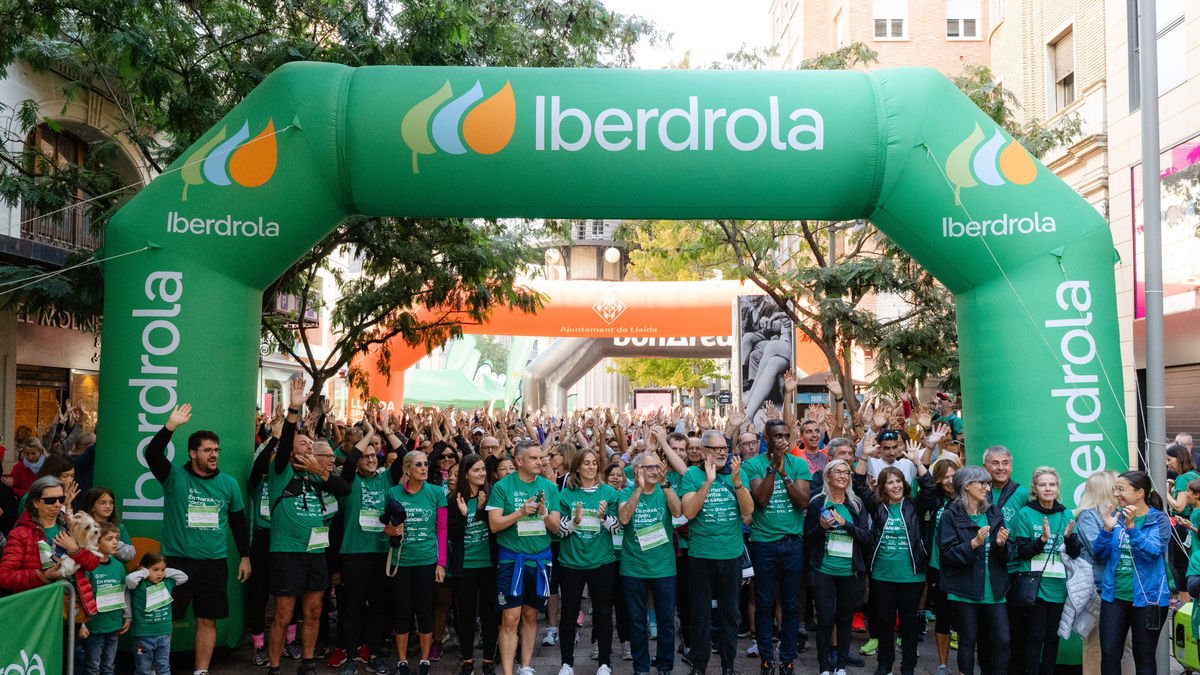 Momento de la salida de la Marxa, con la presencia del alcalde de Lleida, Fèlix Larrosa. - JORGE AGUSTÍN