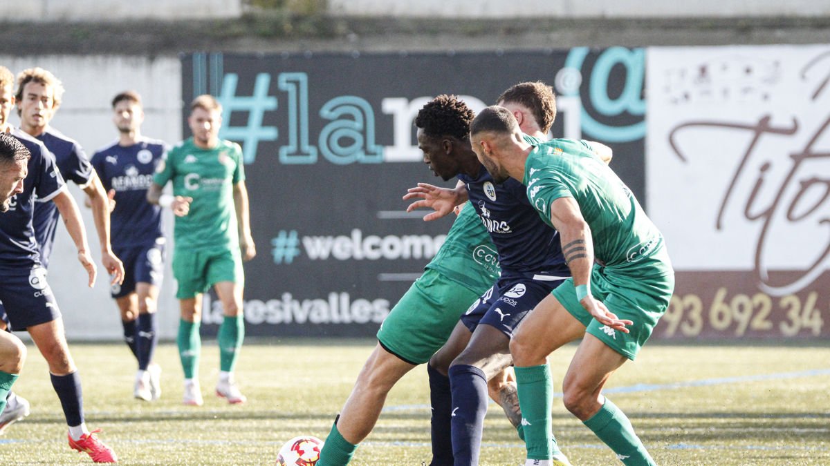 Moró Sidibé brega amb dos defenses del Cerdanyola. - ÍNGRID SEGURA