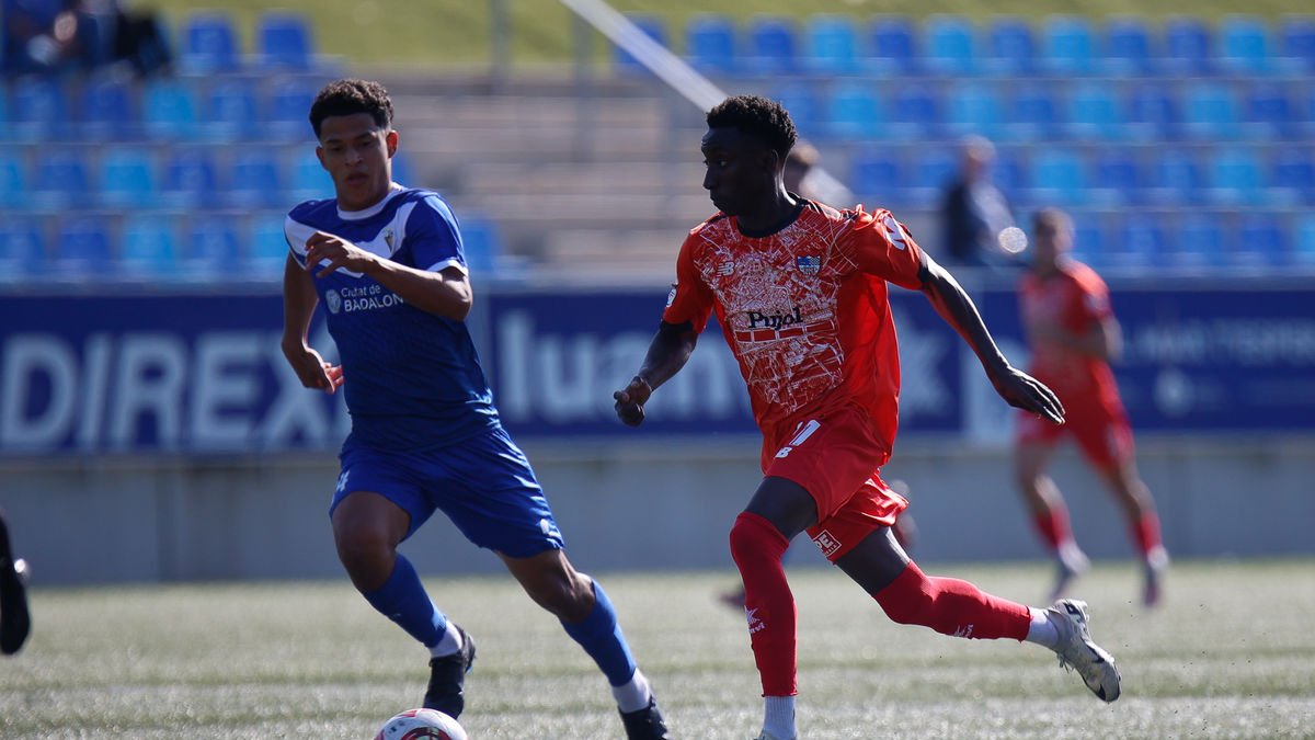 Zourdine Thior vol superar un rival del Badalona en cursa, en una acció durant el partit d’ahir. - ÀREA 11