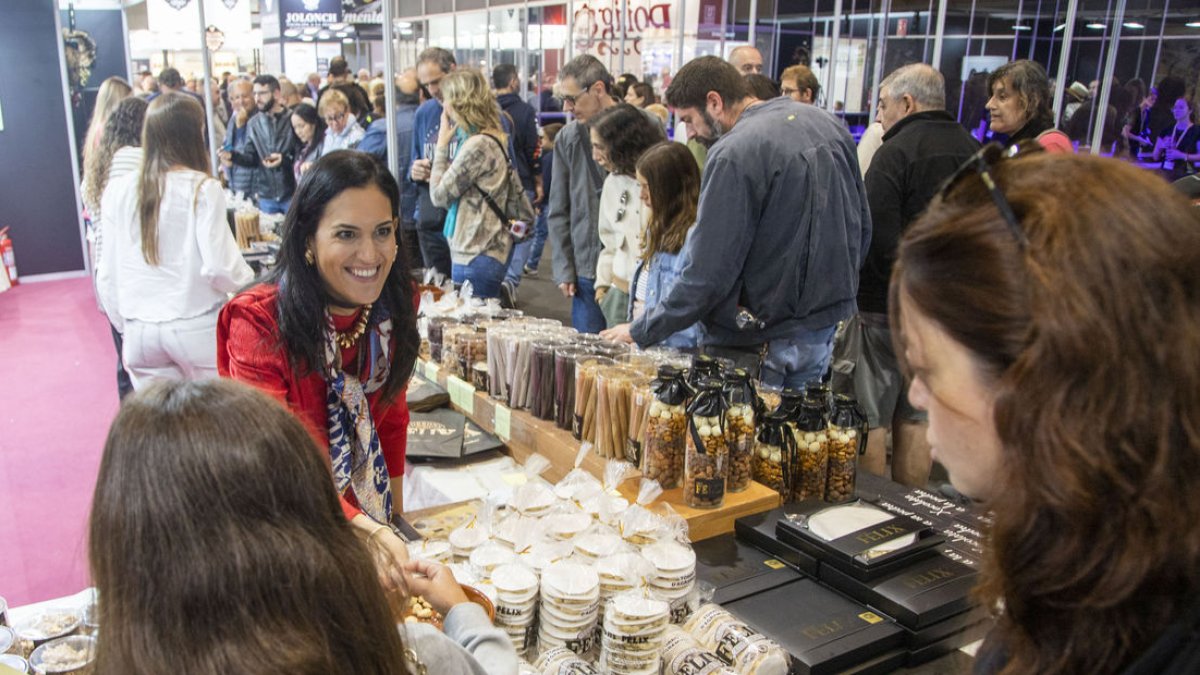 El conseller de Empresa, Miquel Sàmper, optó por una de las novedades de Torrons Vicens para probar. - LAIA PEDRÓS