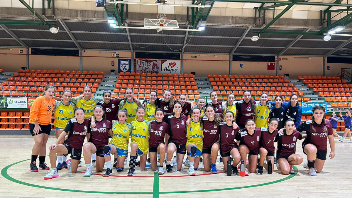 Foto de familia de los equipos infantiles de la ACLE Guissona y del Lleida HC, en el clásico leridano para abrir la competición.