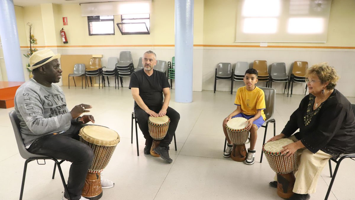 La primera sessió del taller de percussió africana es va fer ahir al Casal Cívic de la Mariola. - MAGDALENA ALTISENT