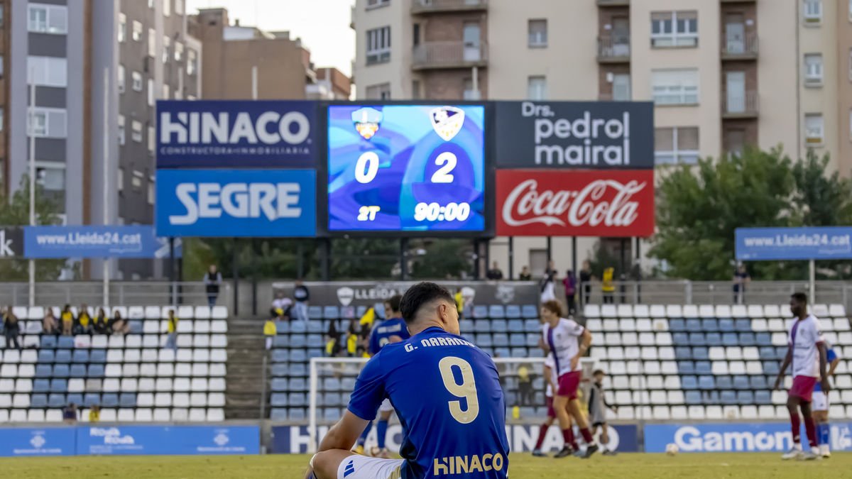 Naranjo, abatido en el suelo después de encajar una nueva derrota en casa ante el Alzira. - JORDI ECHEVARRIA