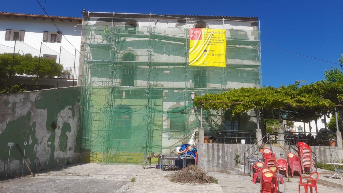 El centro de escalada se está construyendo en el edificio del antiguo casino de Peramola. - J.P.