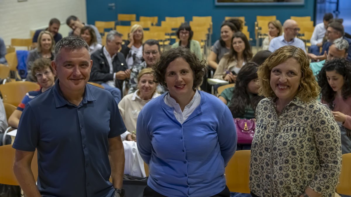 Anna Pons, al centre, abans de la seua conferència davant de directors de Secundària i Primària. - JORDI ECHEVARRIA
