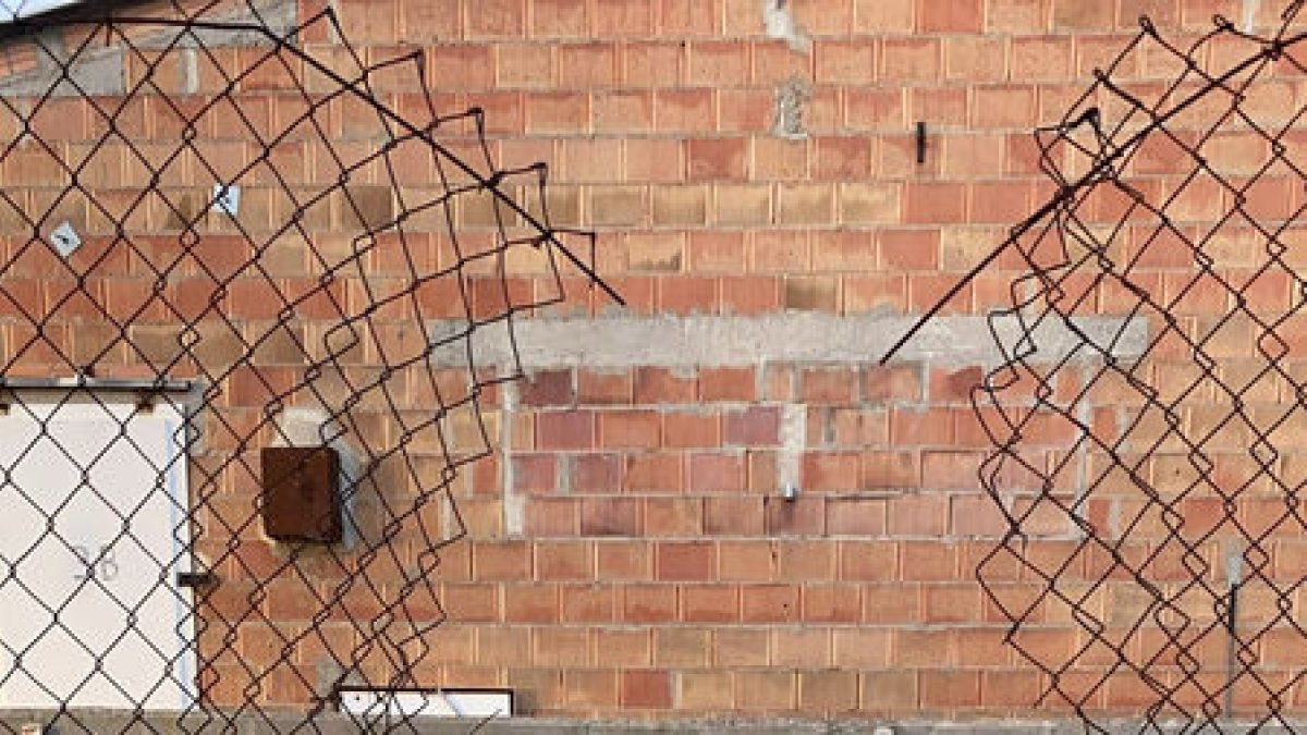 La tanca que van foradar els lladres per accedir al magatzem. - I.G.