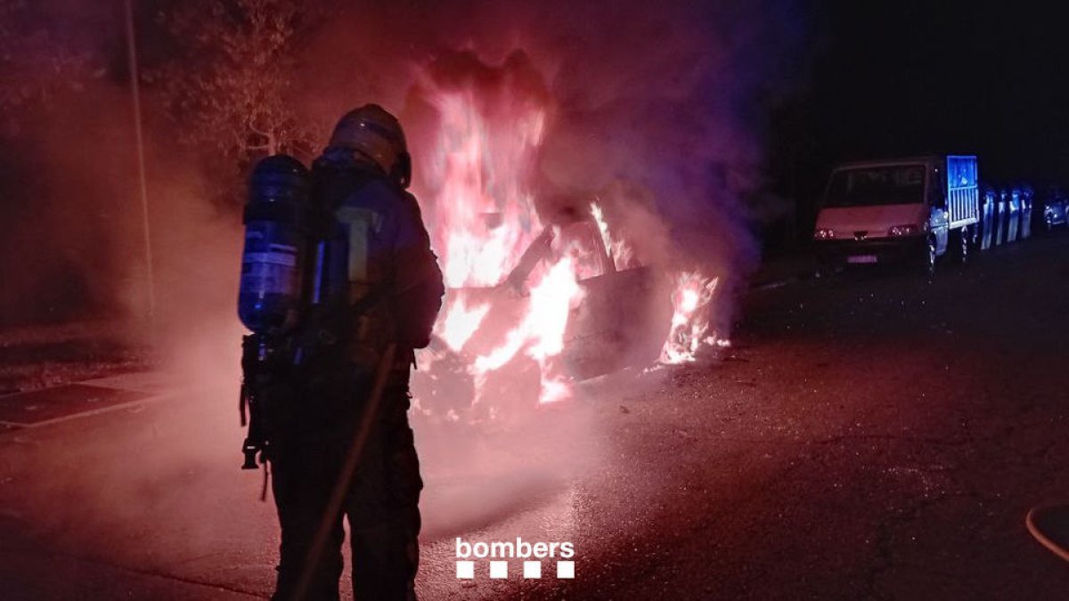 Incendio de la furgoneta en la calle Camp, en Els Mangraners. - JCM