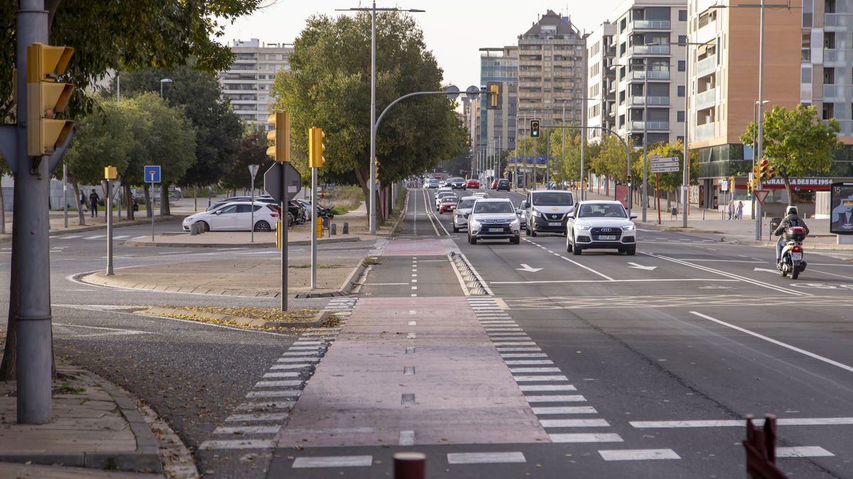 En primer término, pilona con la que el hombre se accidentó. - JORDI ECHEVARRIA