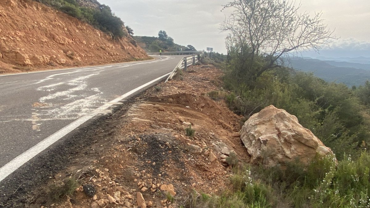 Imagen de la roca, ya retirada, que ha caído a la vía C-233 entre La Granadella y Bovera