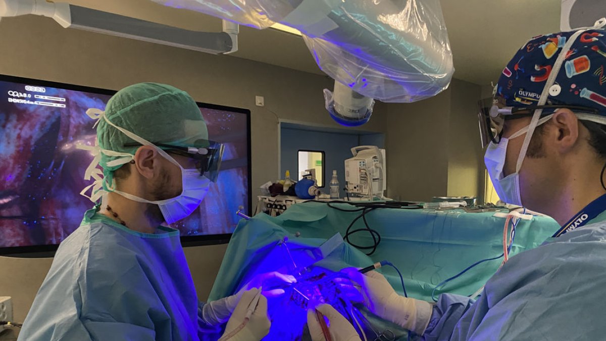 Cirurgians del servei de Neurocirurgia de l’Arnau van portar a terme la primera extirpació d’un tumor cerebral amb exoscòpia a Lleida. - ICS LLEIDA