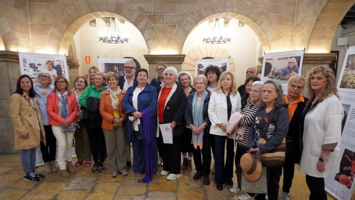 Les protagonistes de l’exposició amb l’alcalde. - PAERIA