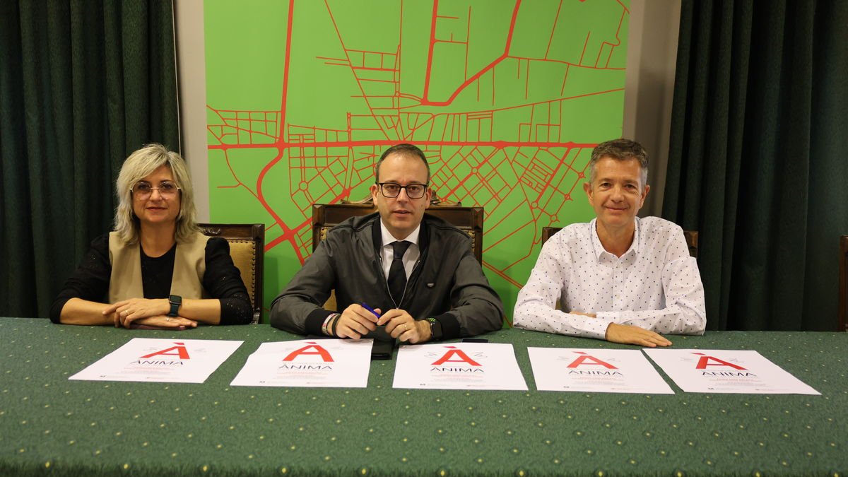 Anna Carné, Marc Solsona i Miquel Pujol, ahir en la presentació dels guanyadors dels premis. - J. GÓMEZ