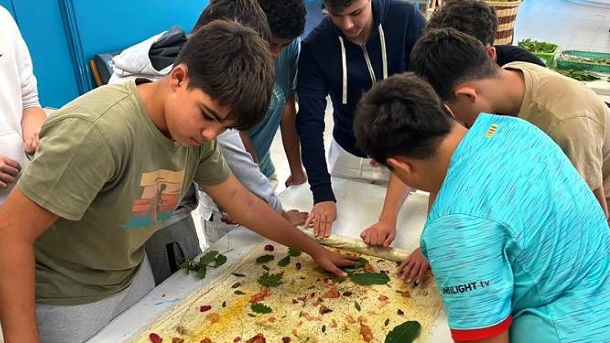 Joves que van participar ahir en el taller de moda conscient. - AJUNTAMENT DE TÀRREGA