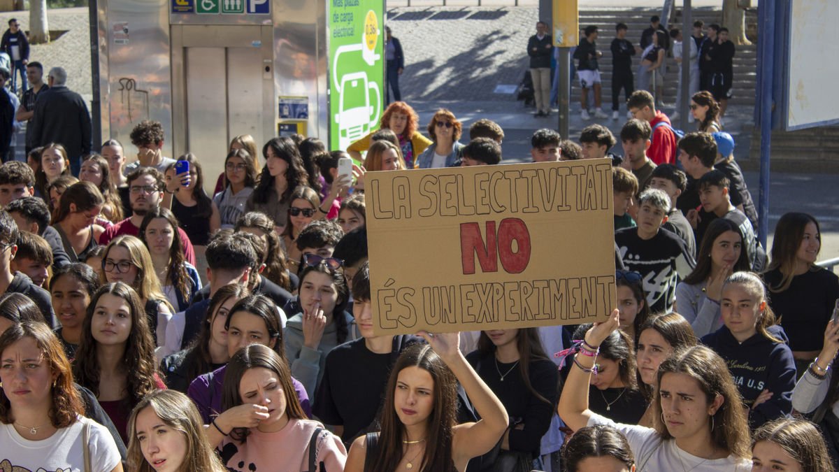 Els estudiants van protestar divendres passat contra els canvis de la nova selectivitat. - ROGER BARRAGÁN